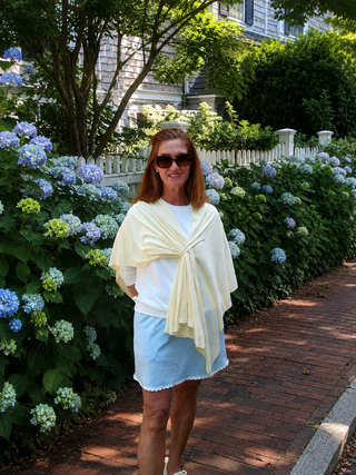 woman wearing maroon wrap