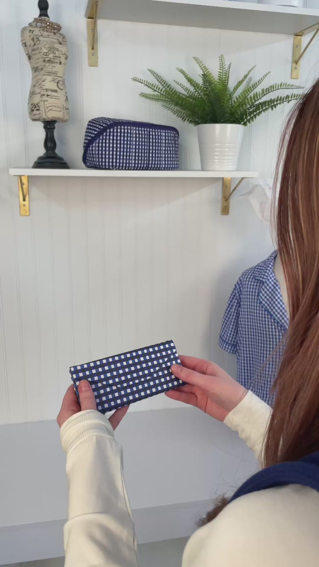 video showing fold flat sunglass case and white anchor on navy tote